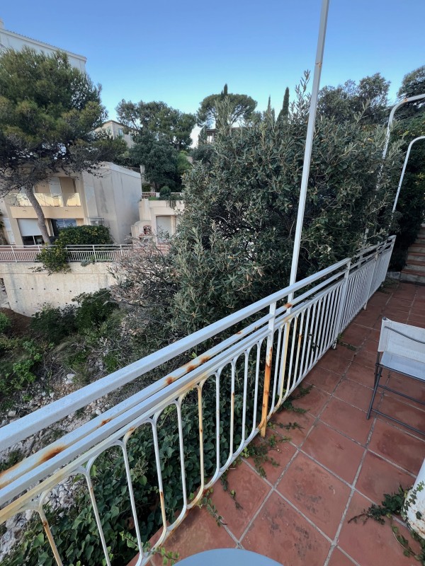 Ponçage et mise en peinture de métal pour une finition résistante à Cassis proche de Marseille
