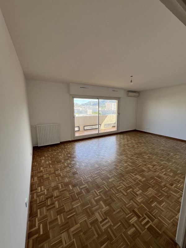 Artisan peintre pour la rénovation d'un appartement avec peinture sur les murs et plafond en mat et les portes en satin brillante à Marseille 13009