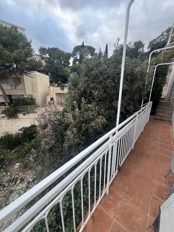 Application peinture pro sur fers forgés extérieurs par un peintre en bâtiment à Cassis proche de Marseille