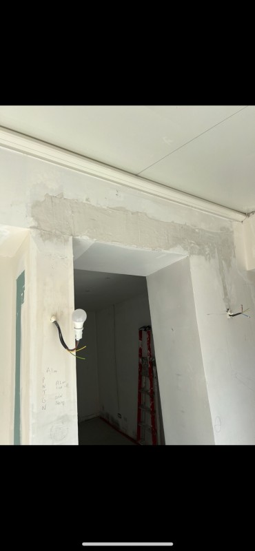 Rénovation complète d'un appartement à Marseille par un artisan peintre : peinture mate sur mur et plafond